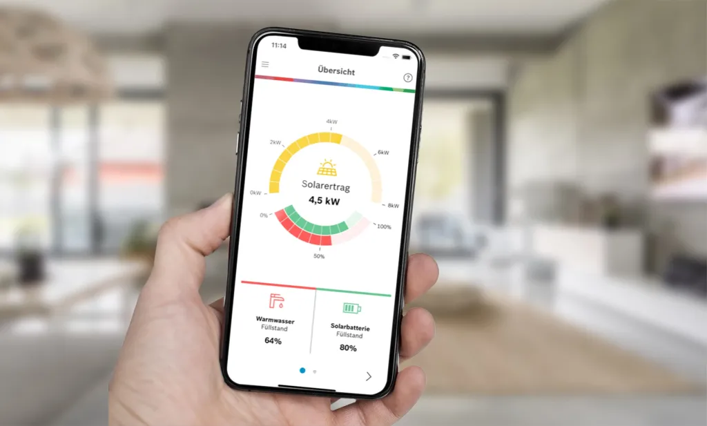 Hand hält Smartphone mit Bosch Energiemanager-App, die Solarertrag und Speicherstatus anzeigt