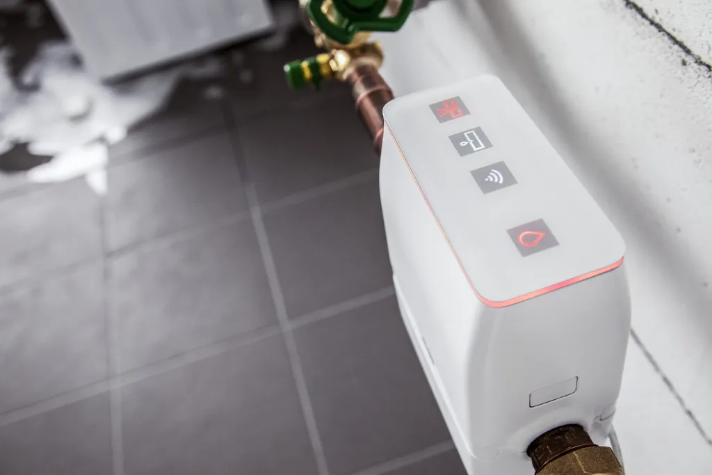 REHAU RE.GUARD Wasserschutzgerät mit Statusanzeige an Kupferleitung installiert