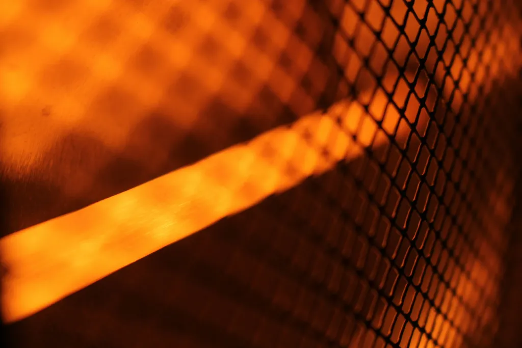 Orange glühendes Heizgitter in Nahaufnahme