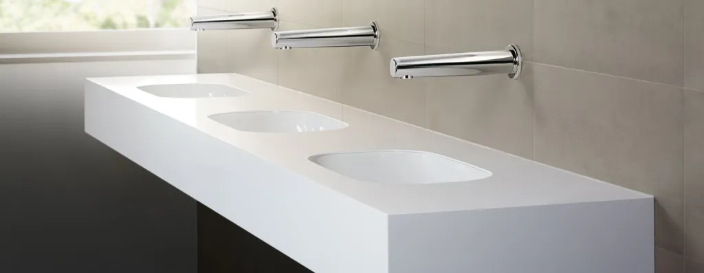 Gewerbliche Waschtischanlage mit drei berührungslosen Hansa Electra Armaturen aus Chrom