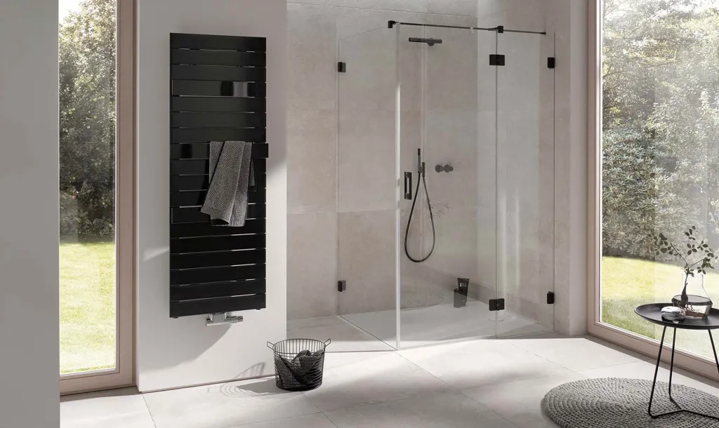 Moderne Eckdusche mit Glastüren und schwarzem Handtuchheizkörper in hellem Badezimmer