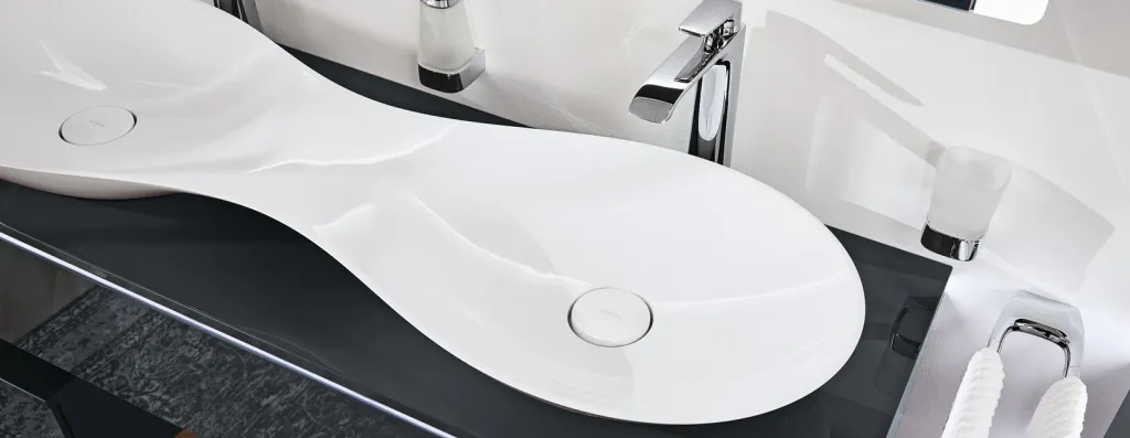 Designer Doppelwaschtisch mit geschwungenen weißen Becken auf schwarzer Waschtischplatte