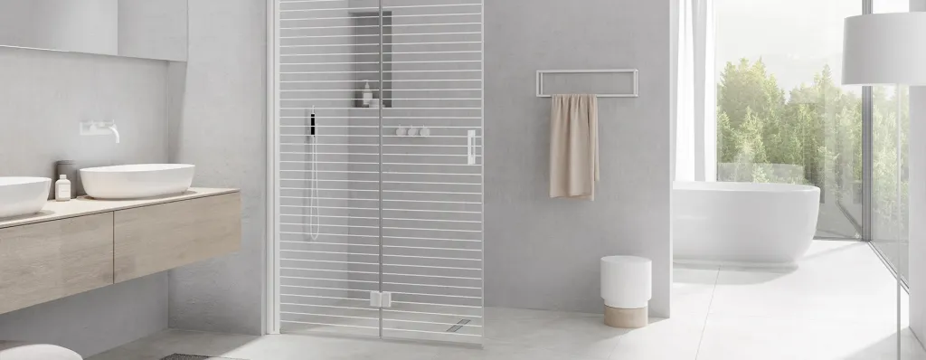 Helles modernes Badezimmer mit Walk-In Glasdusche, freistehender Badewanne und Holzwaschtisch