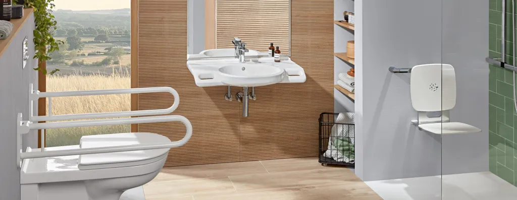 Barrierefreies Badezimmer mit Stützgriffen, unterfahrbarem Waschtisch und Duschklappsitz