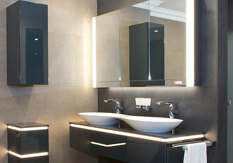Elegantes Bad mit LED-beleuchtetem Spiegelschrank und Doppelwaschtisch in Anthrazit