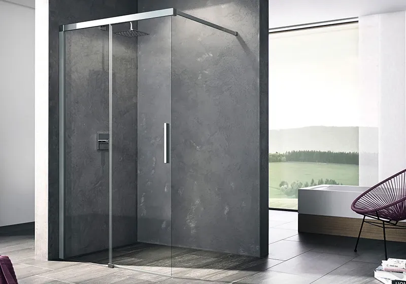 Bodenebene Glasdusche in anthrazitfarbenem Bad mit Panoramablick auf grüne Landschaft