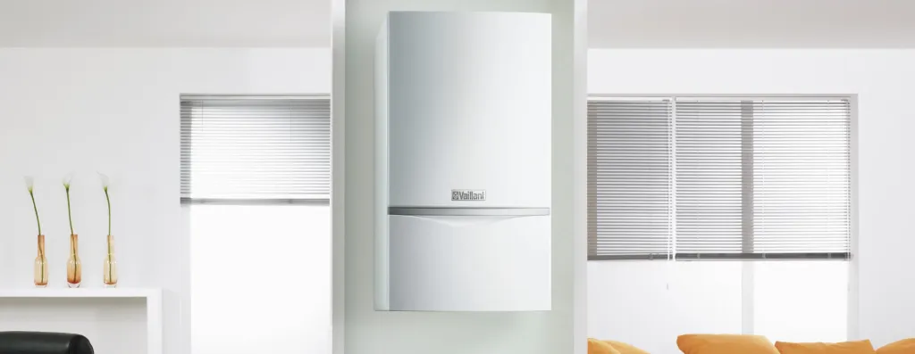 Weiße Vaillant Gas-Brennwerttherme an der Wand in einem hellen modernen Wohnraum