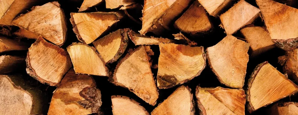 Gestapelte Holzscheite als Brennholz für Kaminöfen und Holzheizungen