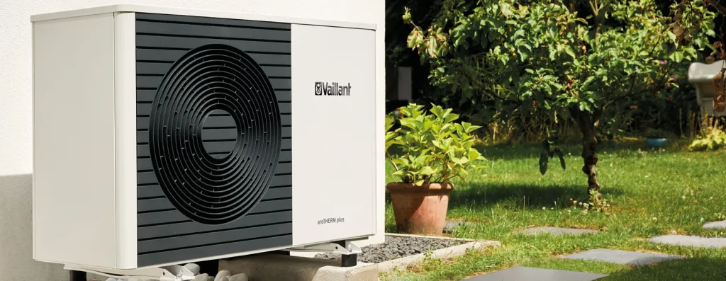 Vaillant Luft-Wasser-Wärmepumpe im Garten neben einer Terrasse mit Pflanzen